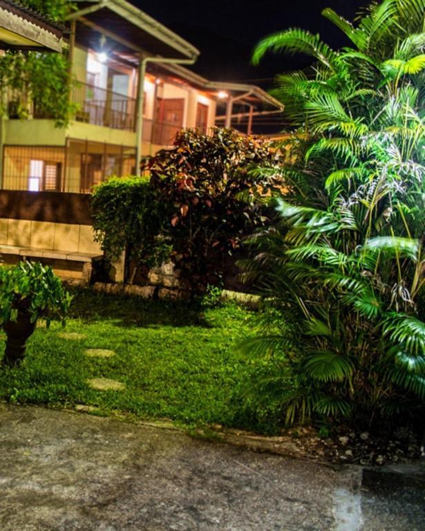 Tonys Guest House Petit Valley Exterior photo